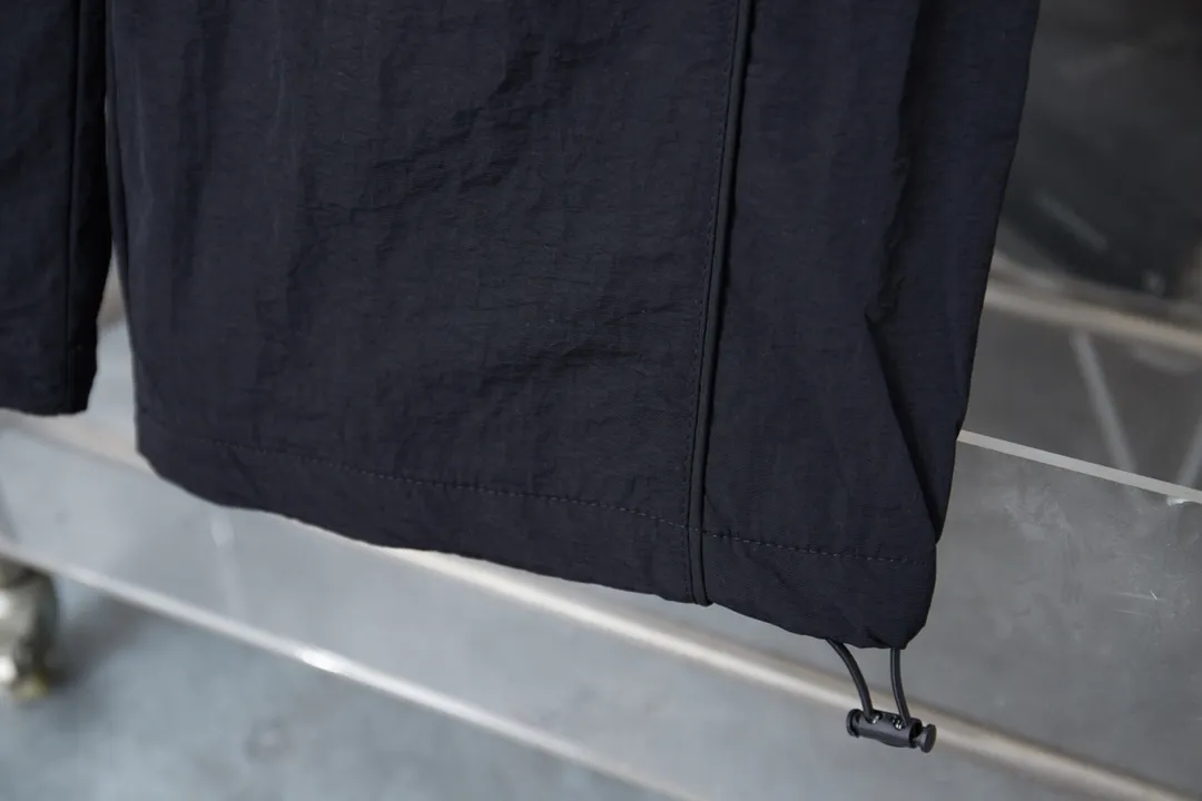 Balenciaga 𝘽𝘼𝙇𝙀𝙉𝘾𝙄𝘼𝙂𝘼 BLCG 25FW 3M embroidered ski sports woven trousers Light luxury A must-have item for men and women's daily commuting Correct version Welcome to compare Detailed features · Customized matt Taslan jacket fabric · The fabric has undergone a waterproof coating process · The interior is made of thickened warm polar fleece · Customized molded hardware zippers · Tajima high-speed embroidery machine with thousands of three-dimensional needles · Extremely complex and heavy-duty splicing and inserting technology · Double side pockets · Rear zipper patch pockets · Spring buckle elastic closure design on trouser legs · Original main mark washed tag brand packaging Color: Black/White Size: 46/48/50/52